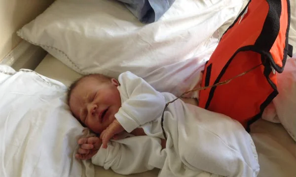 No “parto de lótus”, bebê permanece ligado à placenta após nascimento. Método levanta polêmicas