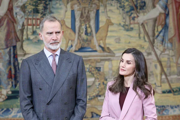 Foto colorida de homem com terno cinza ao lado de mulher com blazer rosa-claro - Metrópoles