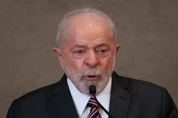 Lula, presidente eleito, Bolsonaro chora em pulpito durante discurso em sua diplomação no TSE por lembrar dos questionamentos por não ter diploma superior - Metrópoles