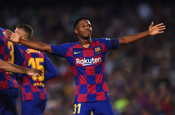 Sem Messi, Barcelona goleia Valencia com gol de garoto de 16 anos