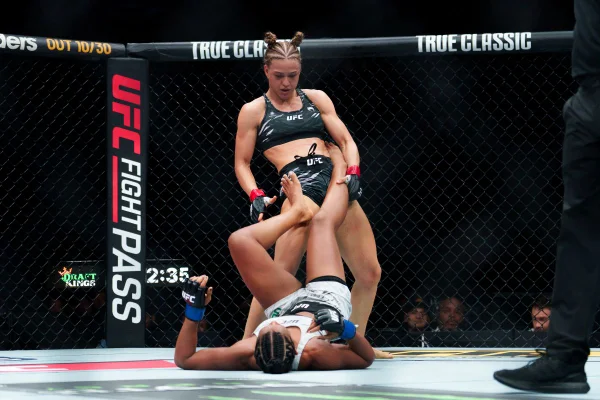 Stephanie Luciano lutando no UFC Canadá, em Vancouver