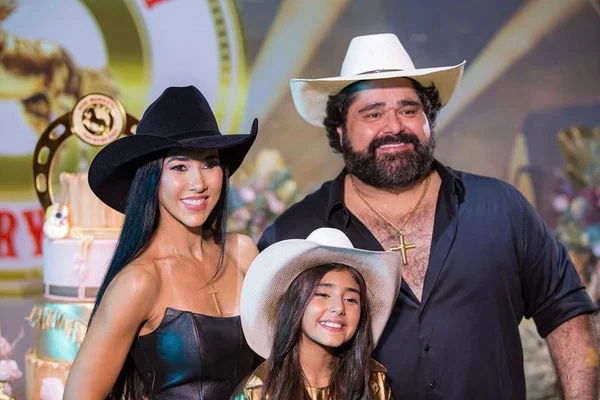 Foto colorida de Fabiano Menotti, Gabriela Menotti e Júlia Menotti com chapéus na cabeça - Metrópoles