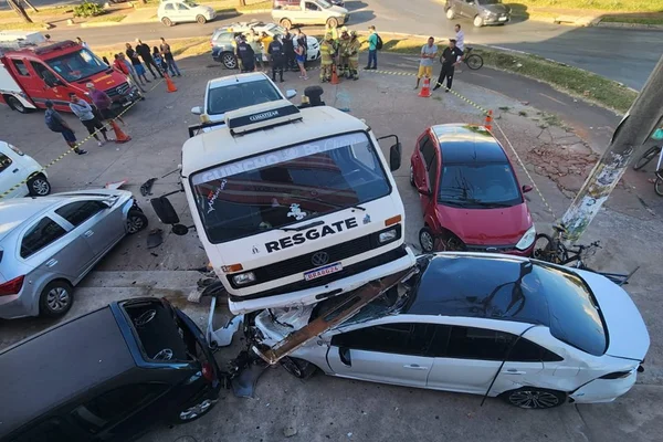 Caminhão que colidiu com carros no Riacho Fundo II