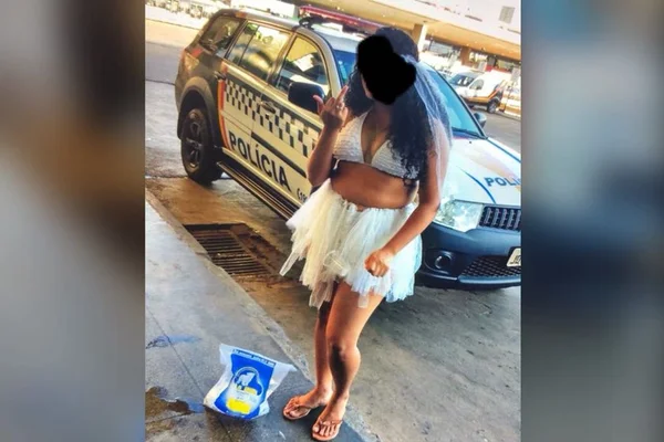 Mulher é presa após posar com gesto obsceno em frente a viatura da PM