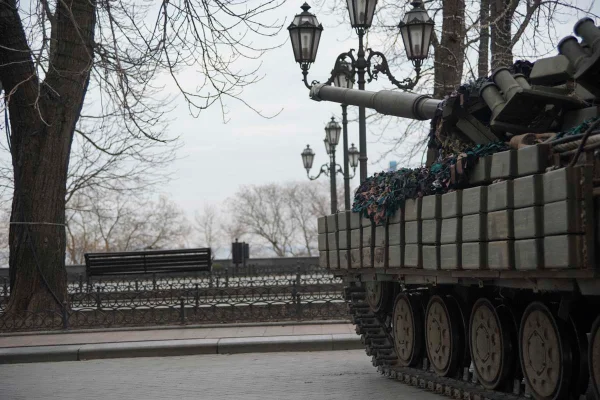 Militares ucranianos patrulham nas ruas como medidas de segurança reforçadas devido aos ataques russos em andamento em Odessa, Ucrânia