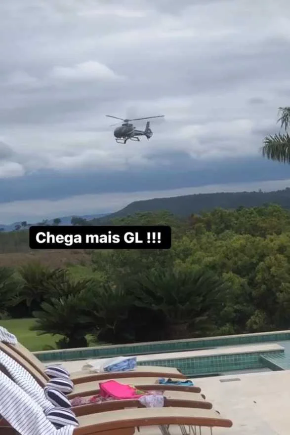 Gusttavo Lima reaparece e tira fotos com fãs em aeroporto de Minas Gerais - destaque galeria Gusttavo Lima reaparece e tira fotos com fãs em aeroporto de Minas Gerais - destaque galeria