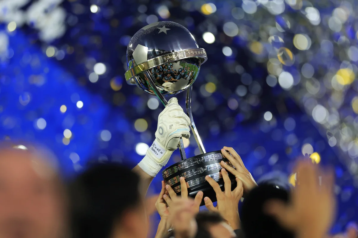 Foto colorida de troféu da Sul-Americana - Metrópoles