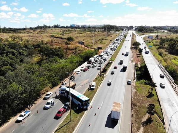 Acidente causa congestionamento de 7km na Epia nesta quinta (21)