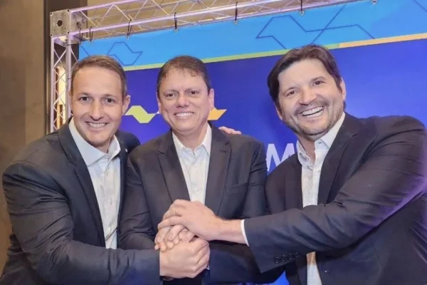 O deputado federal Guilherme Derrite (PP), o governador de São Paulo, Tarcísio de Freitas (Republicanos), e o deputado estadual e presidente da Assembleia Legislativa de SP, André do Prado (PL)
