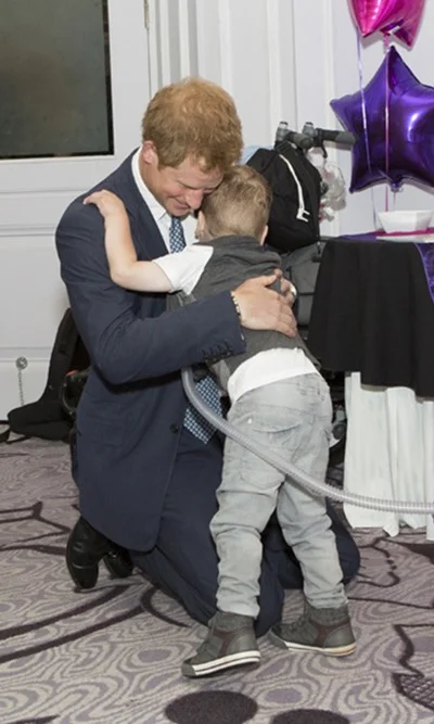 Carson Hartley, 4 e Prince Harry tornaram-se amigos no WellChild Awards, em 2014. A criança ganhou um abraço e o Inspirational Child Award durante o evento emocionante, que honrou as crianças que sofrem de doenças graves. Ao saber de sua morte em 2015, Harry enviou uma carta de condolências emocionante para a família de Carson. Carson Hartley, 4 e Prince Harry tornaram-se amigos no WellChild Awards, em 2014. A criança ganhou um abraço e o Inspirational Child Award durante o evento emocionante, que honrou as crianças que sofrem de doenças graves. Ao saber de sua morte em 2015, Harry enviou uma carta de condolências emocionante para a família de Carson.
