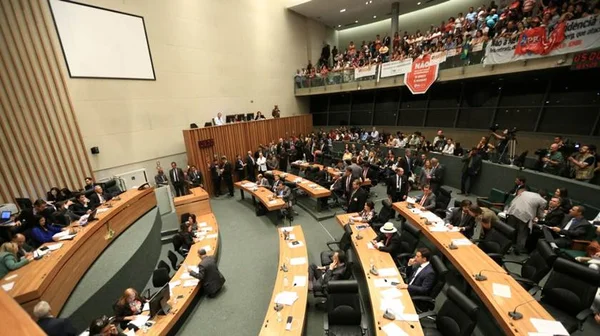 CLDF aprova reforma da Previdência e GDF promete salários integrais