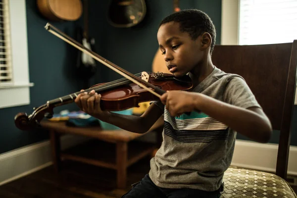 Garoto tocando violino