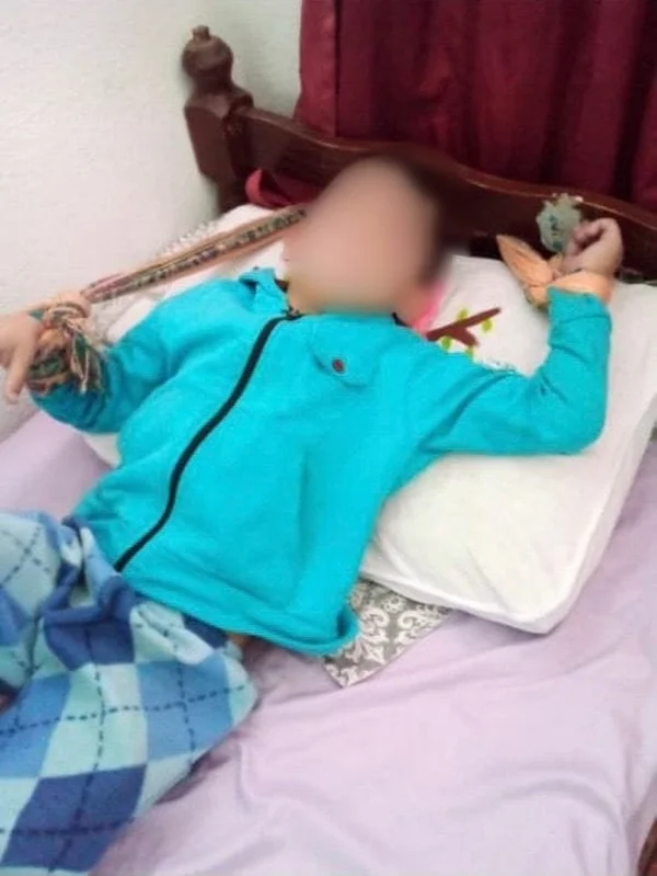 Criança era amarrada em cama