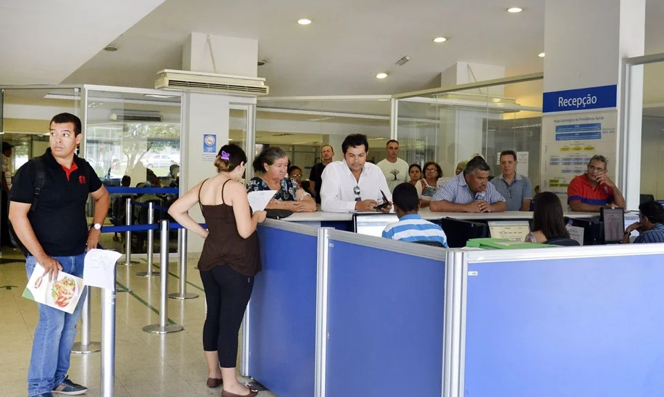 Pessoas em uma das agências do INSS Pessoas em uma das agências do INSS
