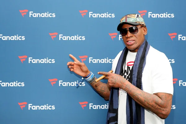 Ator sobre como foi morar com Dennis Rodman: “Vi muito o pênis dele”