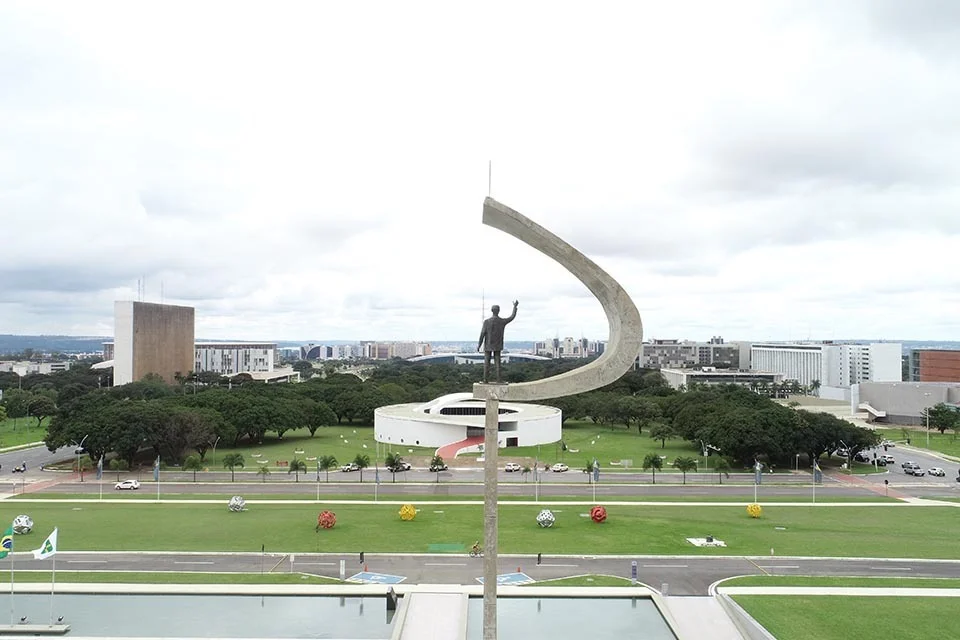 No centro da cidade, o poder local e nacional No centro da cidade, o poder local e nacional