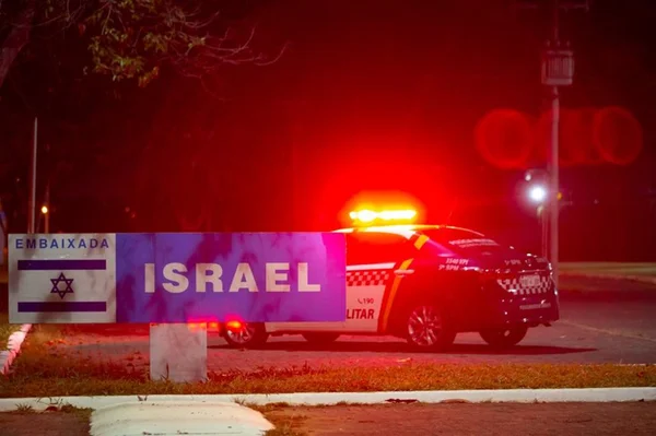 PMDF com viaturas em frente à Embaixada de Israel