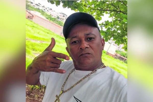 Foto colorida de homem pardo, de boné, sem barba e colar com crucifixo - Metrópoles