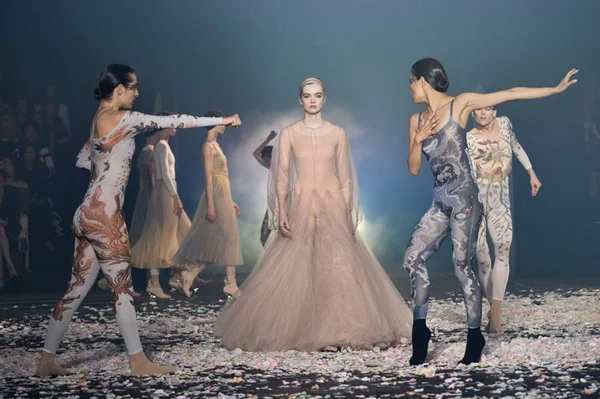 Dior abre a Semana de Moda de Paris com dança e tons sóbrios