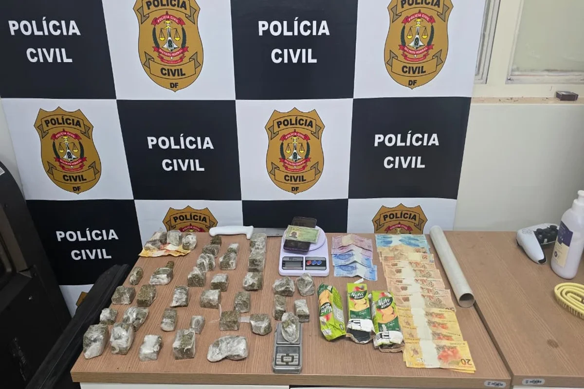 Os policiais encontraram numa kitnet vinculada ao suspeito drogas, balança, dinheiro e as embalagens de suco Os policiais encontraram numa kitnet vinculada ao suspeito drogas, balança, dinheiro e as embalagens de suco