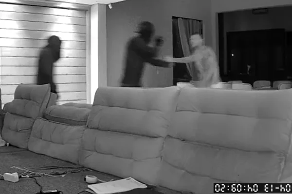 Imagem em preto e branco de quadrilha invadindo casa e fazendo vereador refém no interior de SP - Metrópoles
