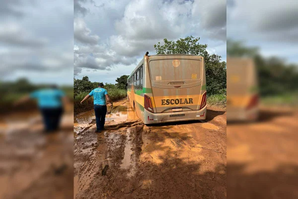 Ônibus escolar atola em rota improvisada entre Paranoá e área rural
