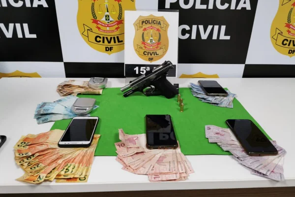 dinheiro, celulares e arma