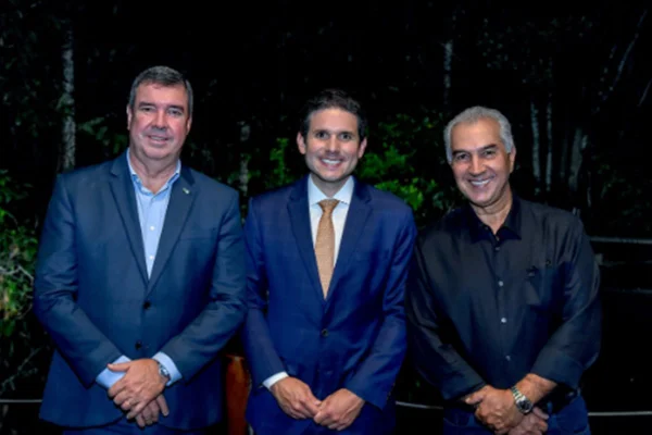 Foto colorida de Hugo Motta em jantar com a bancada de MS - Metrópoles