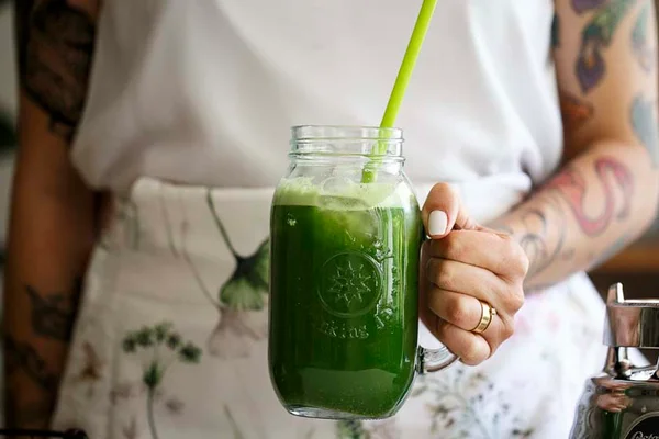 Aprenda a fazer um suco verde gostoso, saudável e refrescante