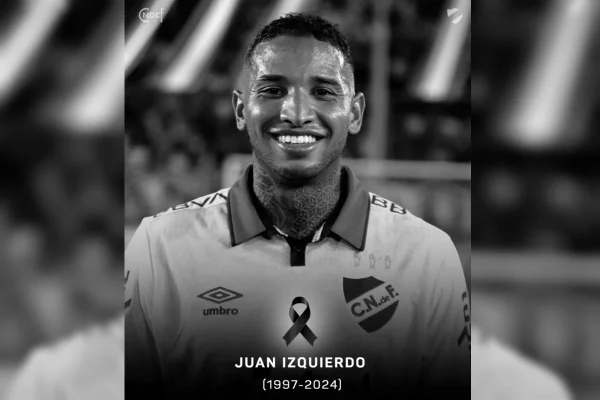 Izquierdo, jogador do Nacional, morreu após arritmia cardiaca. Homem negro, com camiseta de futebol, numa foto preta e branca - Metrópoles