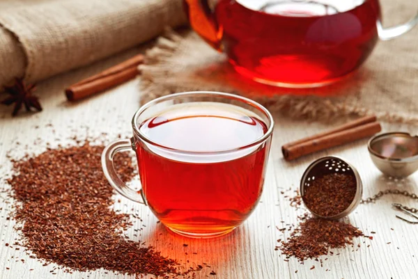 Foto de xícara com chá de rooibos - Metrópoles