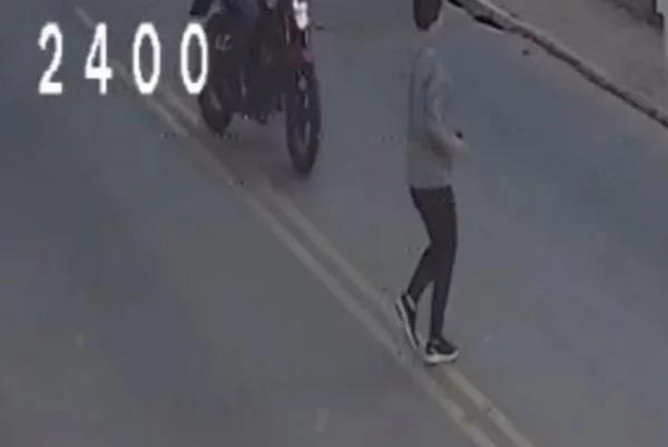 Imagem colorida de mulher de 70 aos sendo atropelada por moto na zona norte de SP