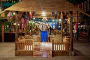 Palco decorado com fitas e bandeirolas deu charme ao evento