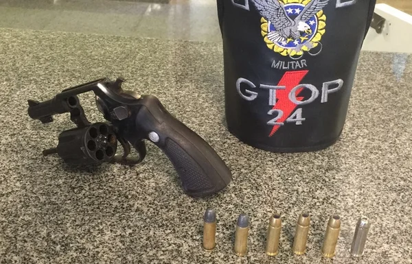 Homem que tinha acabado de sair da prisão finge dormir para tentar enganar a polícia
