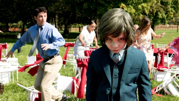 Netflix: “Pequeno Demônio” faz divertido tributo a clássicos do terror
