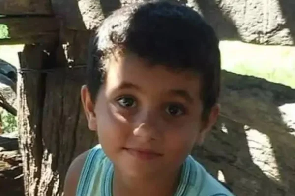 Voluntários encontram corpo de criança desaparecida em enxurrada