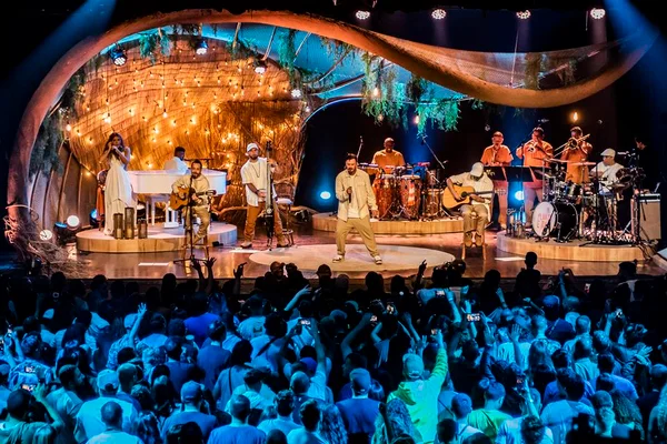 Foto de um show acústico da banda Planta & Raiz - Metrópoles