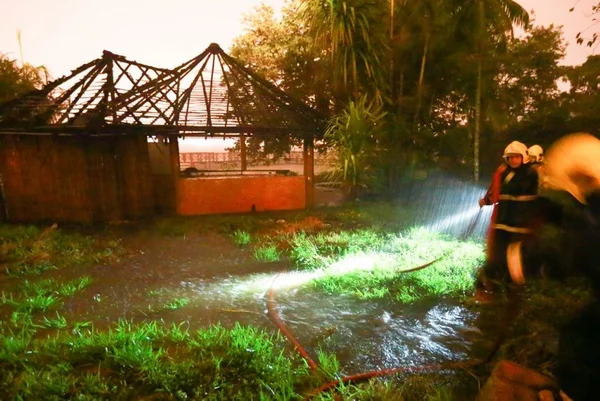 Bombeiros controlam fogo em lote do GDF na Península dos Ministros