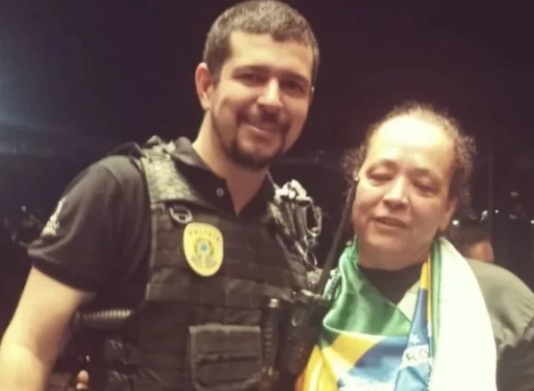 Policial legislativo posa com terrorista em invasão ao Senado