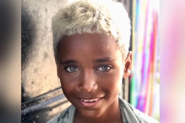 Menino da Cidade de Deus vira modelo em ensaio no Instagram