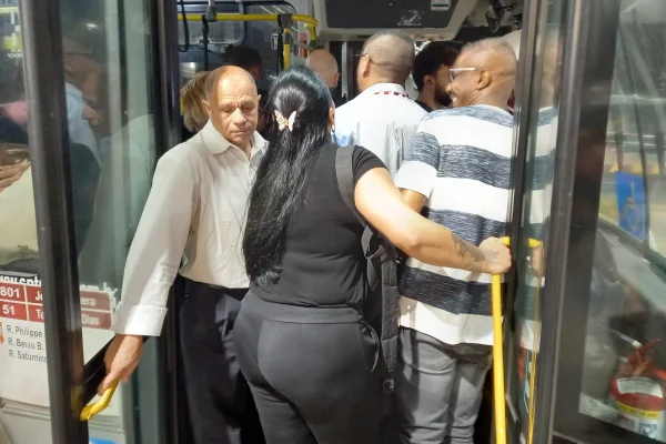 Imagem mostra ônibus lotado em São Paulo - Metrópoles