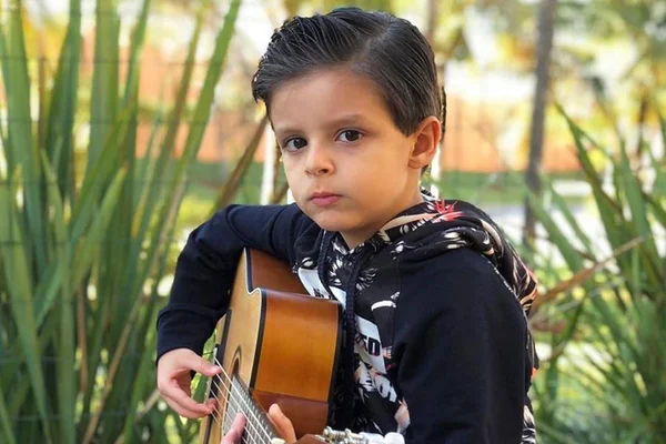 “Mini Cris”. Filho de Cristiano Araújo toca violão e emociona fãs