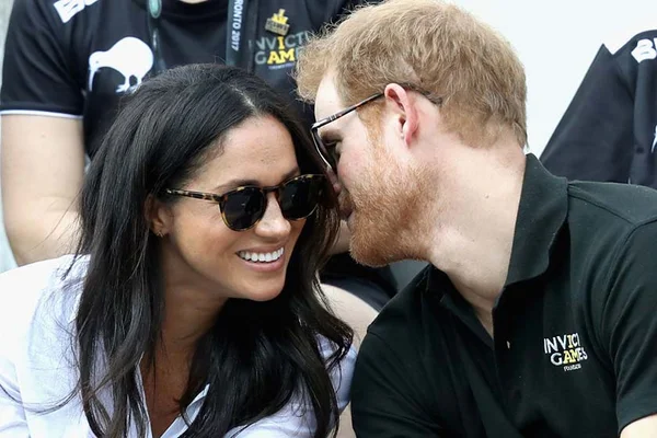 Príncipe Harry anuncia oficialmente noivado com a atriz Meghan Markle