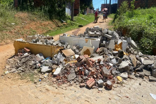 Imagem colorida, Dez barricadas instaladas por grupos criminosos foram destruídas- Metrópoles