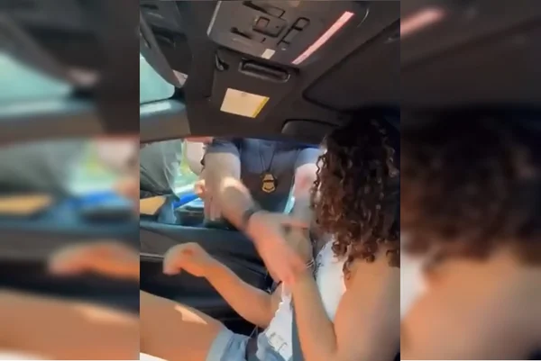 Imagem colorida de uma mulher sendo presa pela ICE