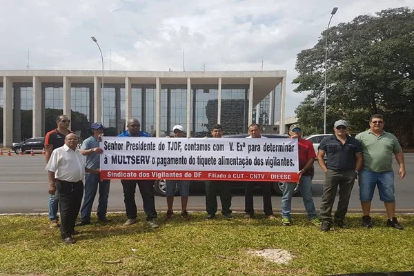 Vigilantes cobram pagamento de tíquete em frente ao TJDFT