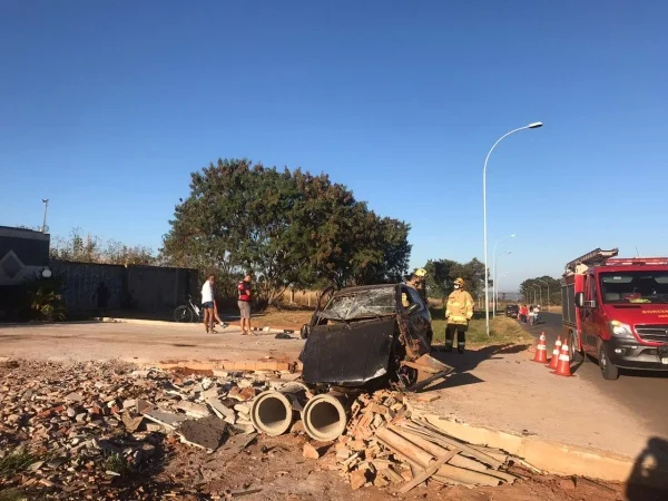 Com a força do impacto, o carro capotou Com a força do impacto, o carro capotou