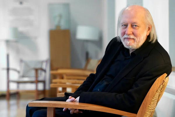 Imagem colorida de autor ganhador do Nobel literatura 2025