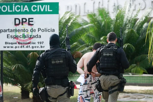 Grupo chefiado por auxiliar de limpeza vendia armas de até R$ 12 mil