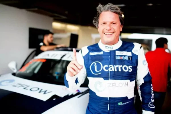 foto colorida do piloto Sylvio de Barros, tricampeão da Porsche Cup - Metrópoles